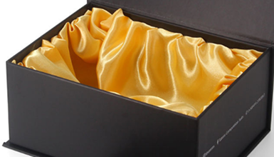 9.Satin Lining(Luxury silky fabric lining, anti‑scratch, soft touch for high‑end gift boxes.) 1